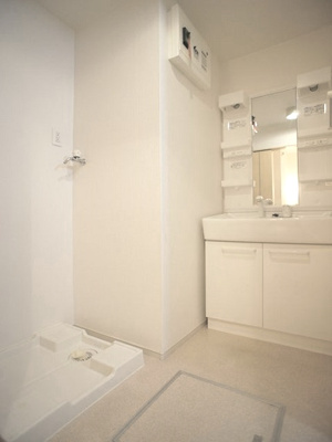 【洗面所】 | サンディーアＣ | 洗髪洗面化粧台と洗濯機置き場があります♪