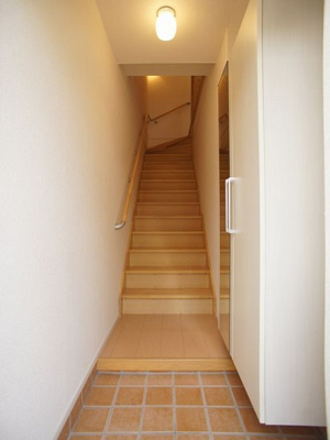 【玄関】 | サンディーアＣ | 1階玄関！たくさん収納できるシューズボックスが付いています♪