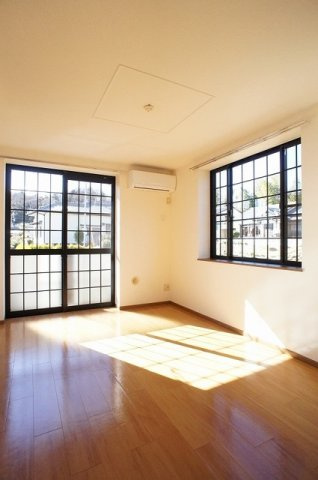 カーサ　アンソレイユＳの居間・リビング