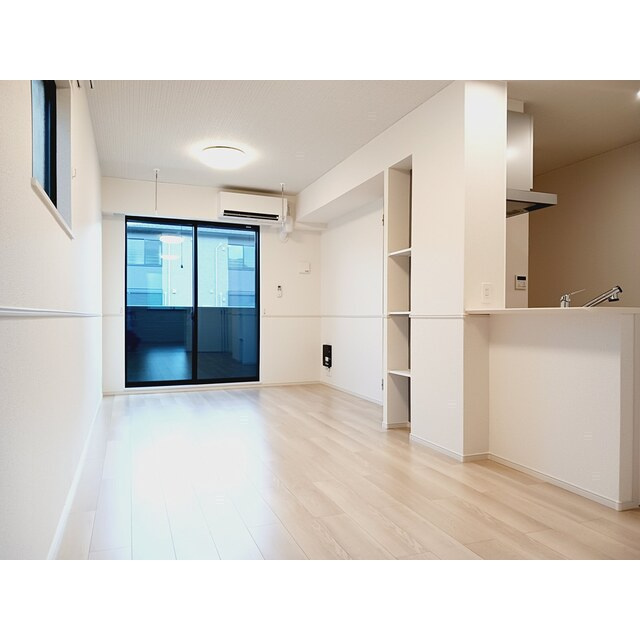 岐阜市芥見長山１丁目のアパートの居間・リビング