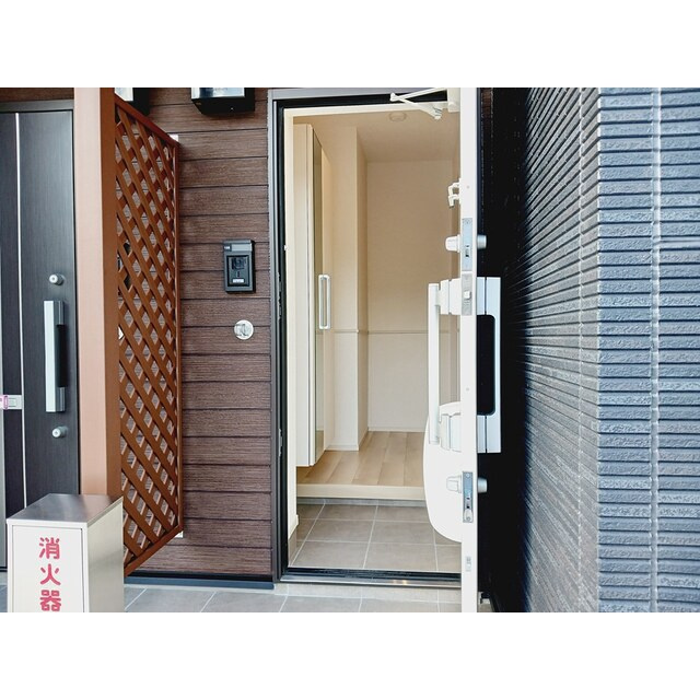 岐阜市芥見長山１丁目のアパートの玄関