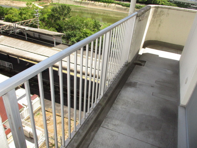 三郷駅前マンションのバルコニー