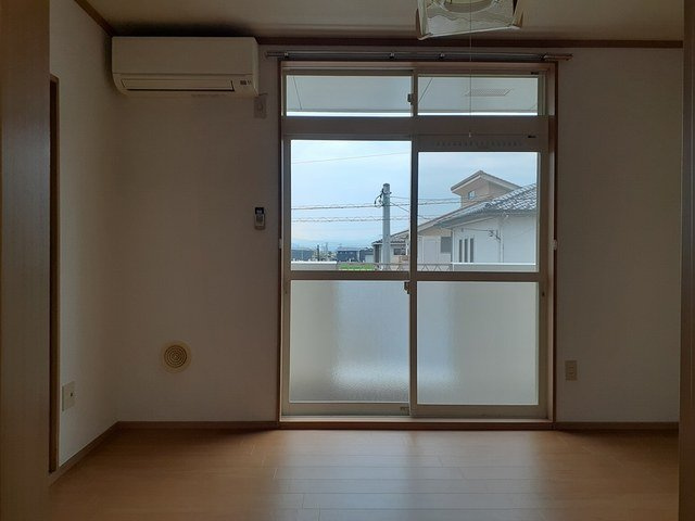 プラドール　スワＡの居間・リビング