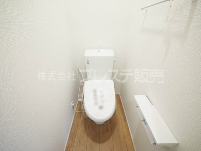 【トイレ】 | 奈良市宝来町の新築一戸建 全４区画 | 現地写真（２号地２階トイレ）温水洗浄便座を標準装備！