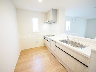 【キッチン】 | 奈良市宝来町の新築一戸建 全４区画 | 現地写真（２号地キッチン）人気の対面キッチン♪食器洗い乾燥機＆浄水器を標準装備！