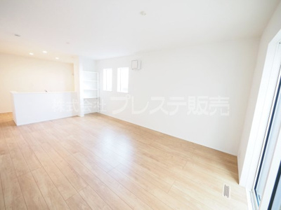 【居間・リビング】 | 奈良市宝来町の新築一戸建 全４区画 | 現地写真（２号地リビング）ＬＤＫは広々１７帖！南向きですので、陽あたり良好です♪