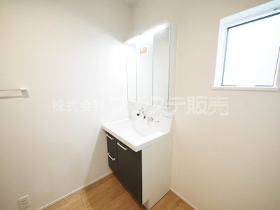 【洗面所】 | 奈良市宝来町の新築一戸建 全４区画 | 現地写真（２号地洗面）シャワー付き洗面化粧台