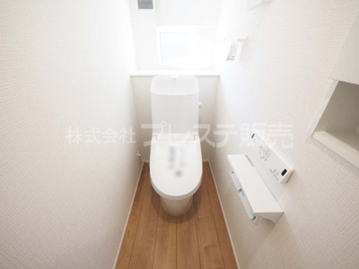【トイレ】 | 奈良市宝来町の新築一戸建 全４区画 | 現地写真（２号地１階トイレ）温水洗浄便座を標準装備！