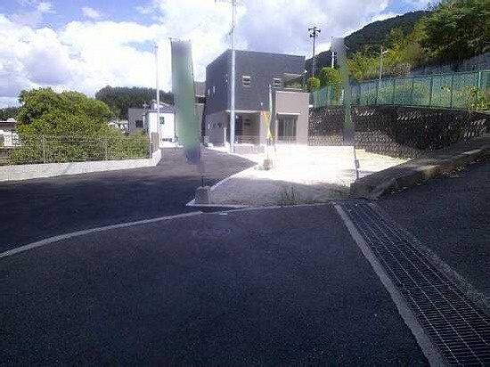 【前面道路含む現地写真】