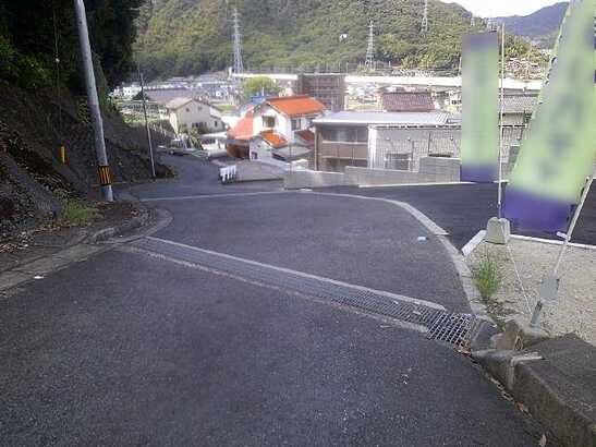 【前面道路含む現地写真】