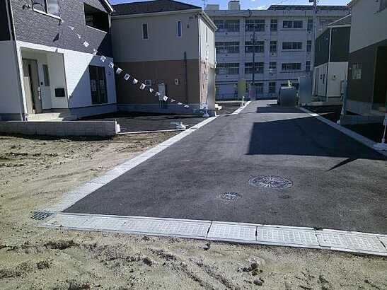【前面道路含む現地写真】