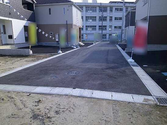 【前面道路含む現地写真】