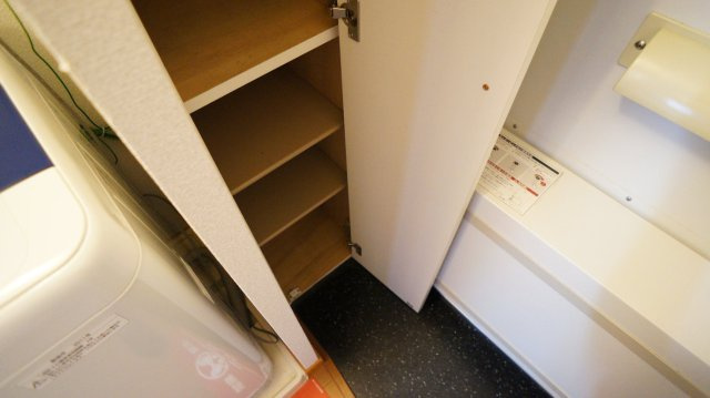 レオパレス新堂の玄関|たくさんの靴を収納できるので玄関がスッキリ。