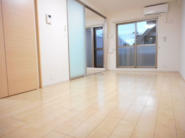 アベニール国立の居間・リビング