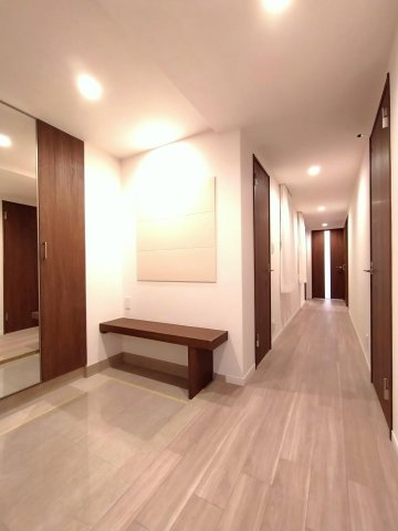 クレッセントグランコートの玄関