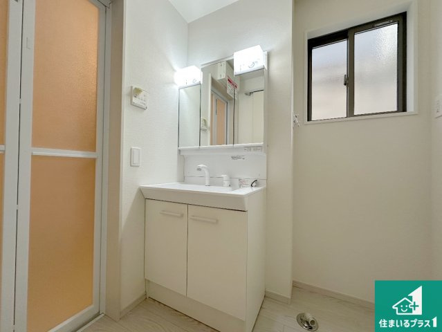 豊中市東豊中町　第1期　新築一戸建ての独立洗面台|清潔感のある洗面台です。フラットな鏡は掃除がしやすく毎日清潔！鏡裏には収納があるのでスッキリとした洗面台が保てます。