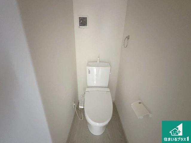 豊中市東豊中町　第1期　新築一戸建てのトイレ|1・2階の2ヶ所にあるので、朝の忙しい時間の順番待ちもなく、深夜の利用にも大変便利です。