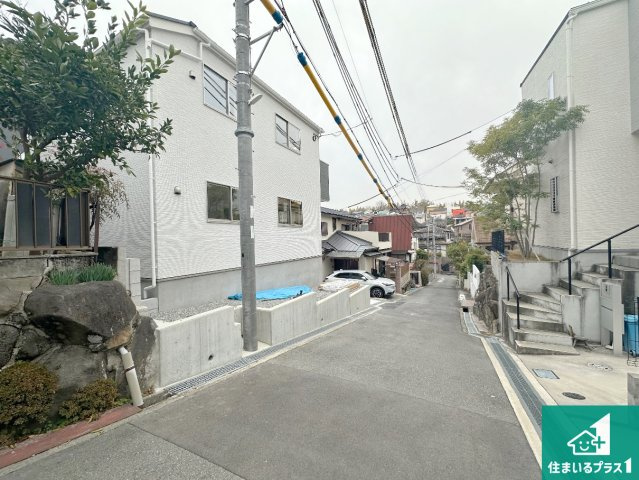 豊中市東豊中町　第1期　新築一戸建ての前面道路含む現地写真|周辺は閑静な住宅街！前面道路広々で車の出し入れも便利です。駐車が苦手な方でも安心して車庫入れできます！