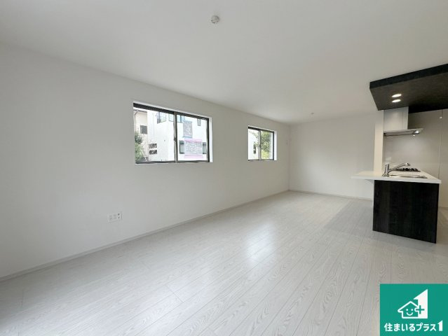 豊中市東豊中町　第1期　新築一戸建ての居間・リビング|日当たり良好の明るいリビングで朝の目覚めもスッキリできそう！対面キッチンでご家族のコミュニケーションも自然と増える設計！小さなお子様が遊ぶスペースを作っても広々とくつろげるLDK！