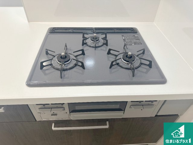 豊中市東豊中町　第1期　新築一戸建ての設備|ダブル高火力Ｓｉセンサー付きコンロ！３口あるので、まとめて料理をする時も大活躍！