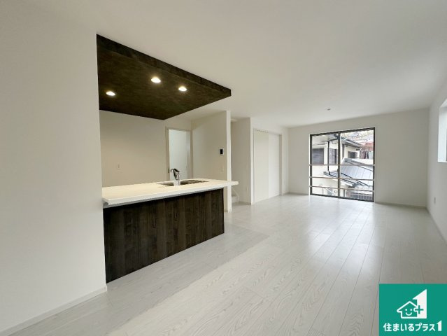 豊中市東豊中町　第1期　新築一戸建ての居間・リビング|日当たり良好の明るいリビングで朝の目覚めもスッキリできそう！対面キッチンでご家族のコミュニケーションも自然と増える設計！小さなお子様が遊ぶスペースを作っても広々とくつろげるLDK！