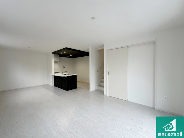 豊中市東豊中町　第1期　新築一戸建ての居間・リビング|シンプルなリビングは、観葉植物等のインテリアを楽しめますね！パパ好みにも、ママ好みにも家具次第で雰囲気を変えることができます！