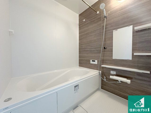 豊中市東豊中町　第1期　新築一戸建ての浴室|足をゆったり伸ばして寛げる浴槽です。窓が設けられていますので差し込む光が明るく穏やかな雰囲気にしてくれます♪浴室乾燥機も設置しているので、雨の日の洗濯物も安心です♪