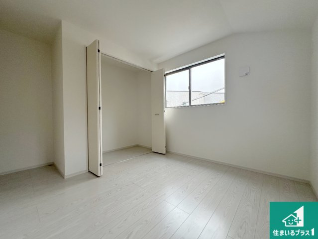 豊中市東豊中町　第1期　新築一戸建ての洋室|シンプルな洋室は、自分好みのインテリアが楽しめます♪ご家族とインテリアや家具を選びに行くのは新築購入時の醍醐味の一つです。ぜひお楽しみください♪