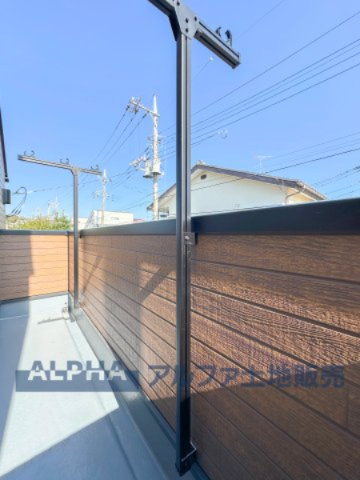 ~東大和新堀~Brand-New Detached Houseのバルコニー|【Blue sky】
◆青空に包まれて◆ベランダから望む紺碧の空。外を眺め時を忘れるなんて、ひさしかたぶりだろうか。こんなにも広く美しい情景が我が家にも広がっているなんて。こんな時間を大切にしたい。