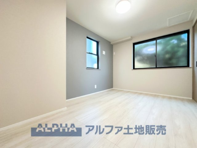 ~東大和新堀~Brand-New Detached Houseの子供部屋|【Gentle ray】
◆優しい光線◆天然の採光がナチュラルオークのフローリングを優しく照らし都会の喧騒から逃れ、疲れたきった私の体をやさしく包みこみ、静寂の世界に誘ってくれる。