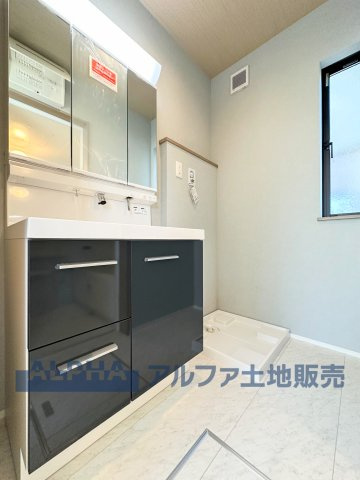 ~東大和新堀~Brand-New Detached Houseの独立洗面台|【Wash basin】
◆洗面台◆人工大理石TOPの洗面ボウルサイドはゆったりとしたスペースが設けられ、フレグランスなどを置いたりするのに便利なパ洗面化粧台。