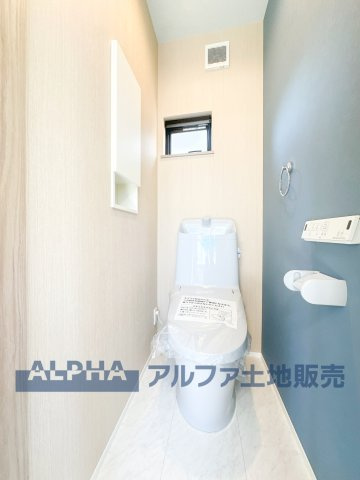 ~東大和新堀~Brand-New Detached Houseのトイレ|【Warm water flush toilet】
◆温水洗浄便座付きトイレ◆お掃除も楽々。快適に過ごすためには今や欠かせない設備の一つです。壁掛けリモコンで使いやすくいつでも清潔に保てます。