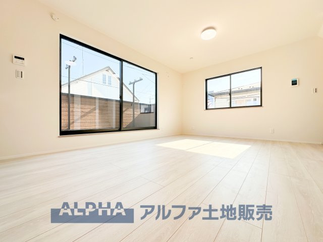 ~東大和新堀~Brand-New Detached Houseの居間・リビング|【House of the Sun】
◆明るい家◆太陽の温かな光がお家全体を照らす。そこには目を輝かせ笑顔で見つめてくれる君がいて、「ただいま」の言葉がこだまする。そんな君の瞳に恋している。