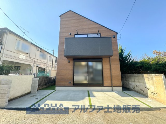 ~東大和新堀~Brand-New Detached Houseの外観|【car　space】
◆駐車場◆車を2台停めても余裕のある駐車スペース。自転車やベビーカーも楽々通る広さが嬉しいですね。