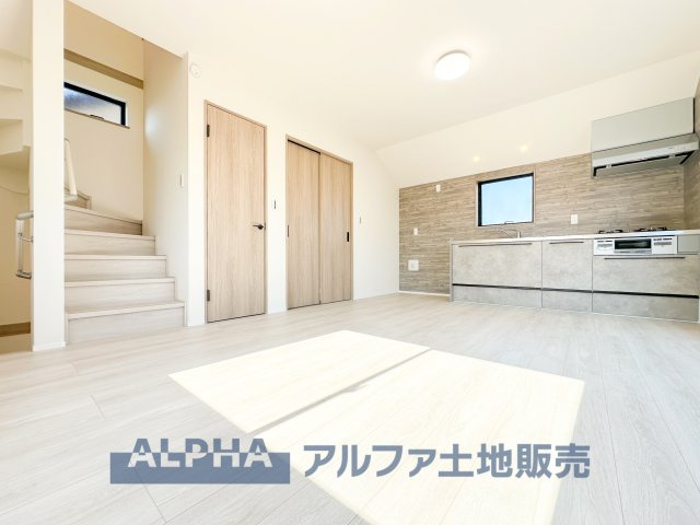~東大和新堀~Brand-New Detached Houseの居間・リビング|【Living room】
◆時を忘れる場所◆ここにはみんなが集い、食事と楽しい会話が始まる。話に夢中になりすぎて、ついつい時を忘れ夜半過ぎになってしまう。そんな束の間の幸せを感じさせてくれる場所。