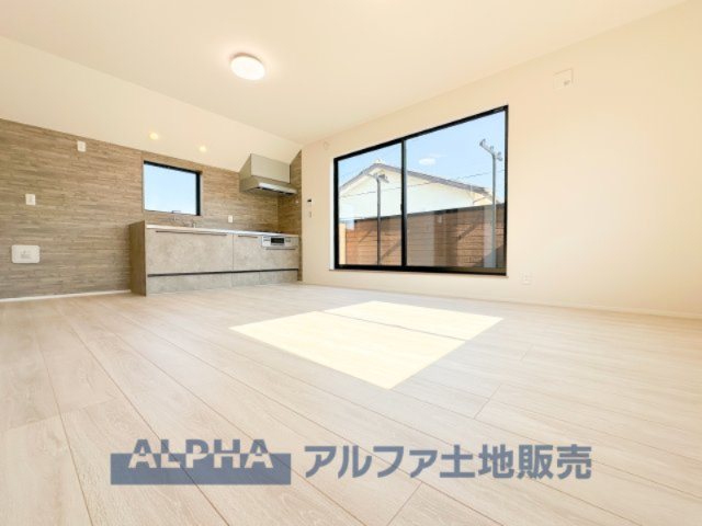 ~東大和新堀~Brand-New Detached Houseの居間・リビング|【Voice】
◆声◆通学から帰宅しここを通過する子供達。だからこそ、そこからさり気ない「おはよう」と「おかえり」がこだまする『愛おしい風景』