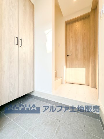 ~東大和新堀~Brand-New Detached Houseの玄関|【Shoes cloakroom】
◆シューズクローク◆多彩な収納のアレンジが行えるのもポイントの一つ。何通りもの配置ができるので、魅せる収納にも対応ができます。家族の思い出をフォトフレームに飾る。