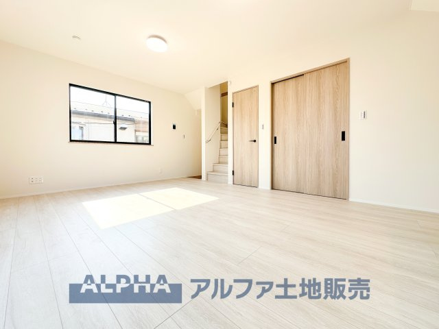 ~東大和新堀~Brand-New Detached Houseの居間・リビング|【The situation】
◆シチュエーション◆リビングルームのドアを開くと、窓から飛び込むのは緑と光の風光明媚な景色。僕の目に映るは、ここで家族と会話をワイワイガヤガヤ楽しんでいる様子。