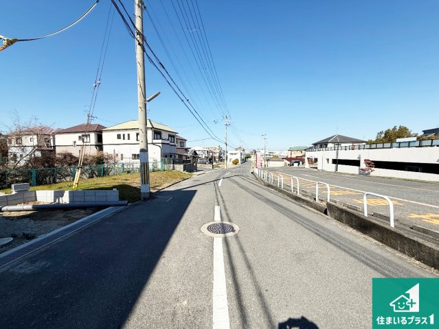 泉佐野市鶴原　第2期　新築一戸建ての前面道路含む現地写真|周辺は落ち着いた街並みの住宅地！子育てがしやすい住環境です！まだ未完成ですが、現地でしかわからない事もございます。是非一度ご覧ください。