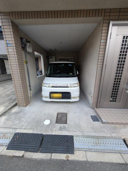 東大阪市大蓮東　中古戸建の駐車場