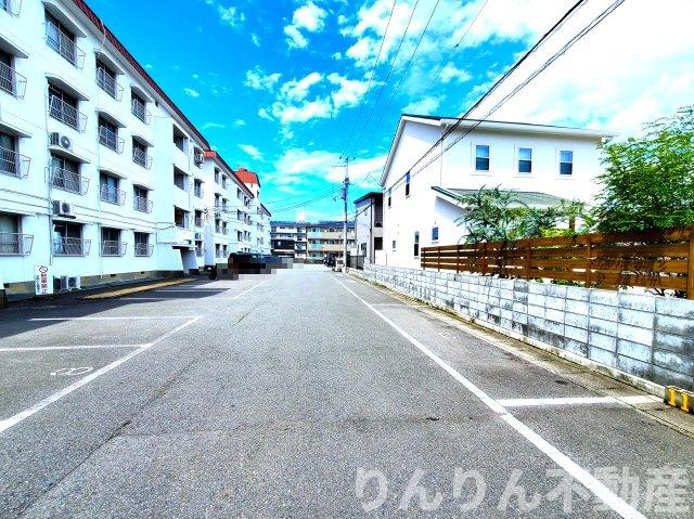 【駐車場】 | 宇野ビル2.3 | 車をお持ちの方に嬉しい駐車場付きの物件です