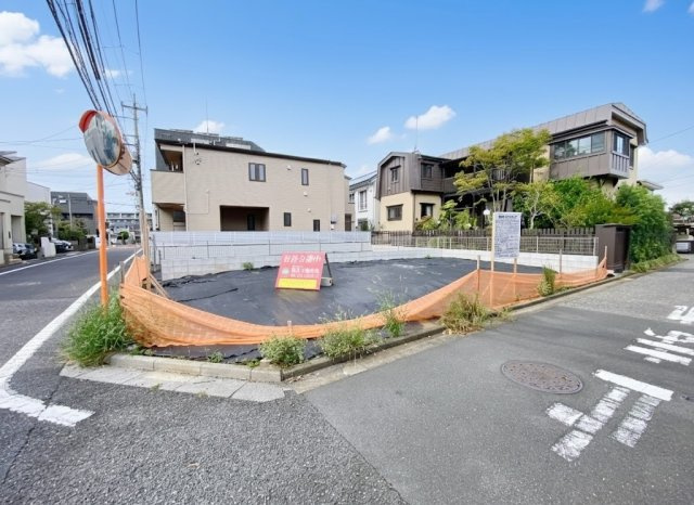 練馬区小竹町2丁目 全2棟 B号棟の前面道路含む現地写真|南側約6ｍ公道×東側約4ｍ公道に面する東南角地整形地
光と風を享受する快適な立地に誕生します