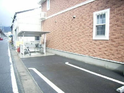 【駐車場】 | ブルーメ野里Ｃ | 車をお持ちの方に嬉しい駐車場付きの物件です