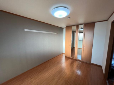 【内装】 | フィールドヴィレッジ | 玄関横6.4帖の洋室