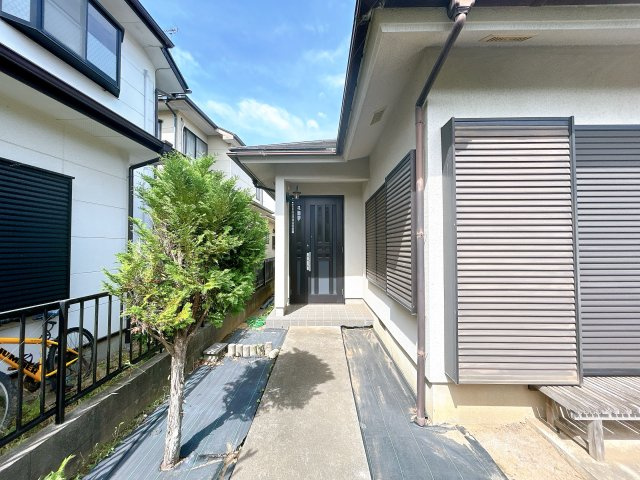 牛久市上柏田1丁目　中古戸建の外観|【リフォーム中　11/29更新】外観。外壁、屋根はもちろんのこと雨戸・雨樋等も塗装いたします。塗装で綺麗な外観へ仕上げます。