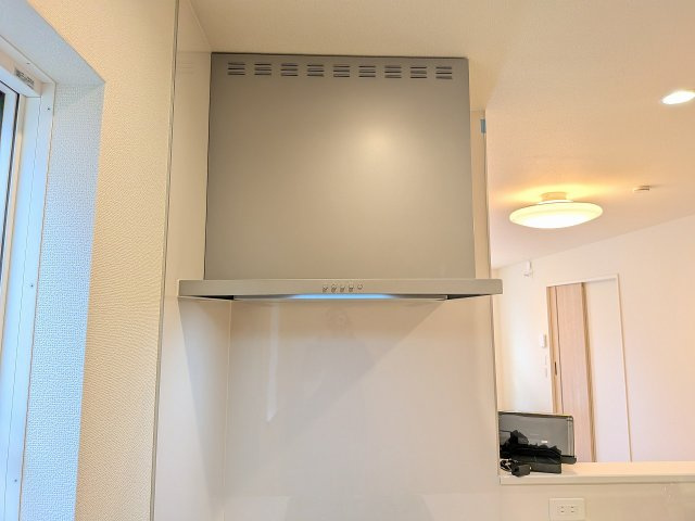 八王子市　散田町　新築一戸建て　２期のキッチン|～スタイリッシュな薄型レンジフード～