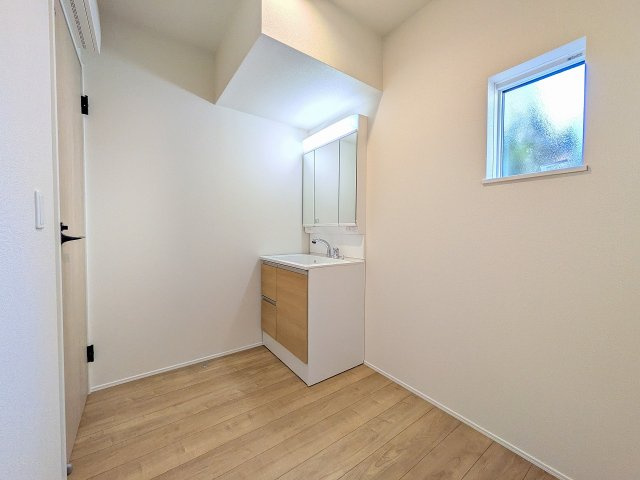 八王子市　散田町　新築一戸建て　２期の脱衣所|～窓付きで明るい洗面所　換気もしやすいです～