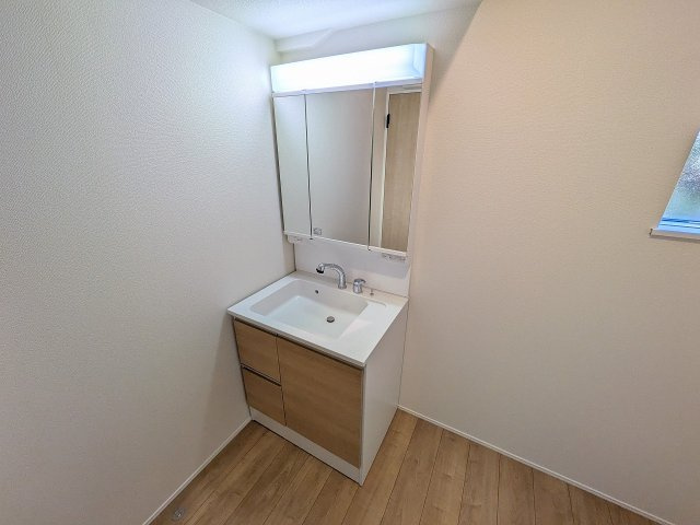 八王子市　散田町　新築一戸建て　２期の独立洗面台|～３面鏡付きの独立洗面台　細々している物をスッキリ収納出来ます～