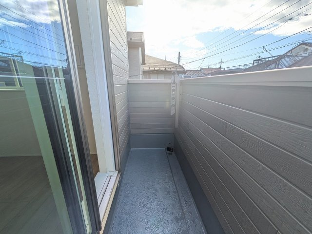八王子市　散田町　新築一戸建て　２期のバルコニー|～西向きのバルコニー　陽当たり良好、洗濯物がよく乾きそうです～