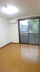 柏崎市北半田１丁目のアパートの居間・リビング